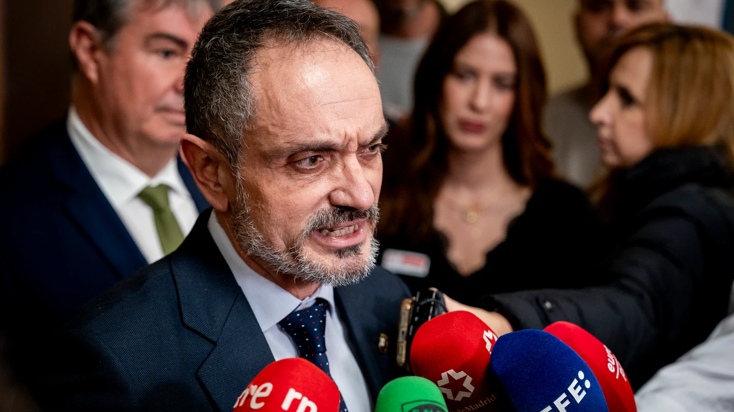 El alcalde de Móstoles, Manuel Bautista, durante un pleno extraordinario en el Ayuntamiento de Móstoles. El alcalde de Móstoles, Manuel Bautista, durante un pleno extraordinario en el Ayuntamiento de Móstoles.
