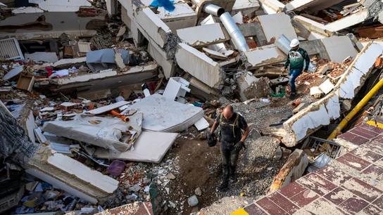Rescatistas continúan buscando personas con vida tras los terremotos en Venezuela. Rescatistas continúan buscando personas con vida tras los terremotos en Venezuela.