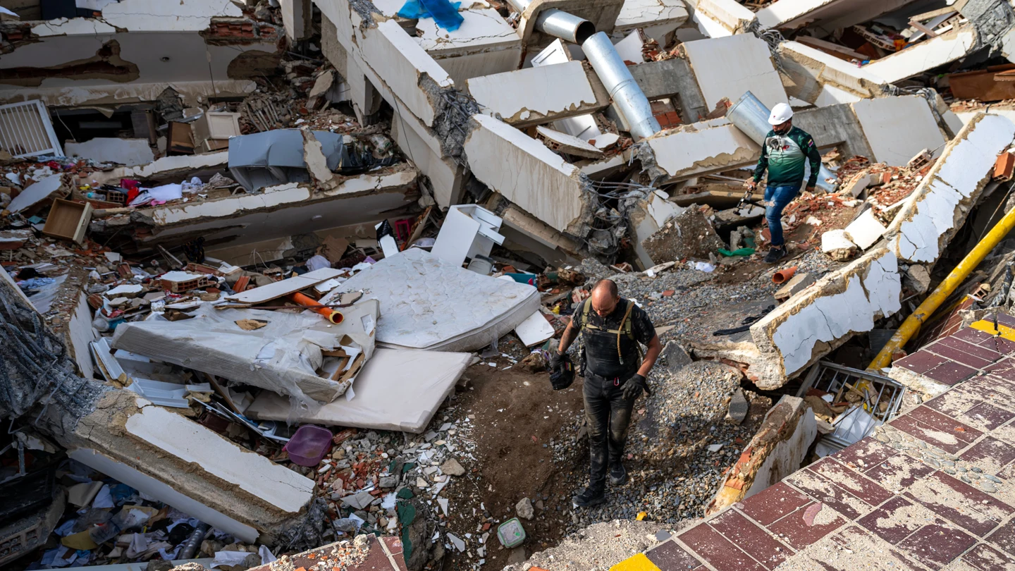 Rescatistas continúan buscando personas con vida tras los terremotos en Venezuela. Rescatistas continúan buscando personas con vida tras los terremotos en Venezuela.