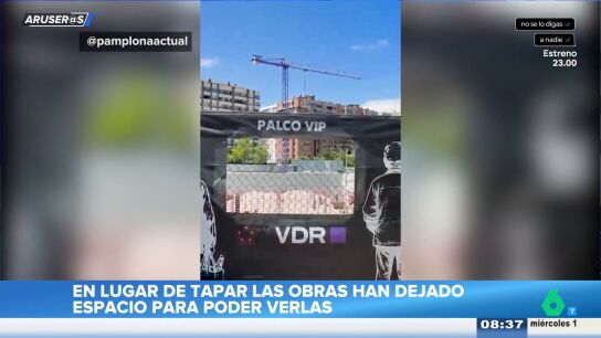La propuesta de Alfonso Ar&uacute;s tras ver una ventana para seguir unas obras en Pamplona: "Solo falta a&ntilde;adir un buz&oacute;n de quejas"