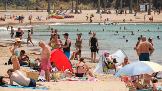 Imagen de archivo de personas en la playa