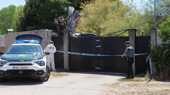 Agentes de la Guardia Civil ante la entrada precintada de una finca. Un hombre de 64 años ha sido detenido por la muerte de una mujer de 38 en Camponaraya (León), Agentes de la Guardia Civil ante la entrada precintada de una finca. Un hombre de 64 años ha sido detenido por la muerte de una mujer de 38 en Camponaraya (León),
