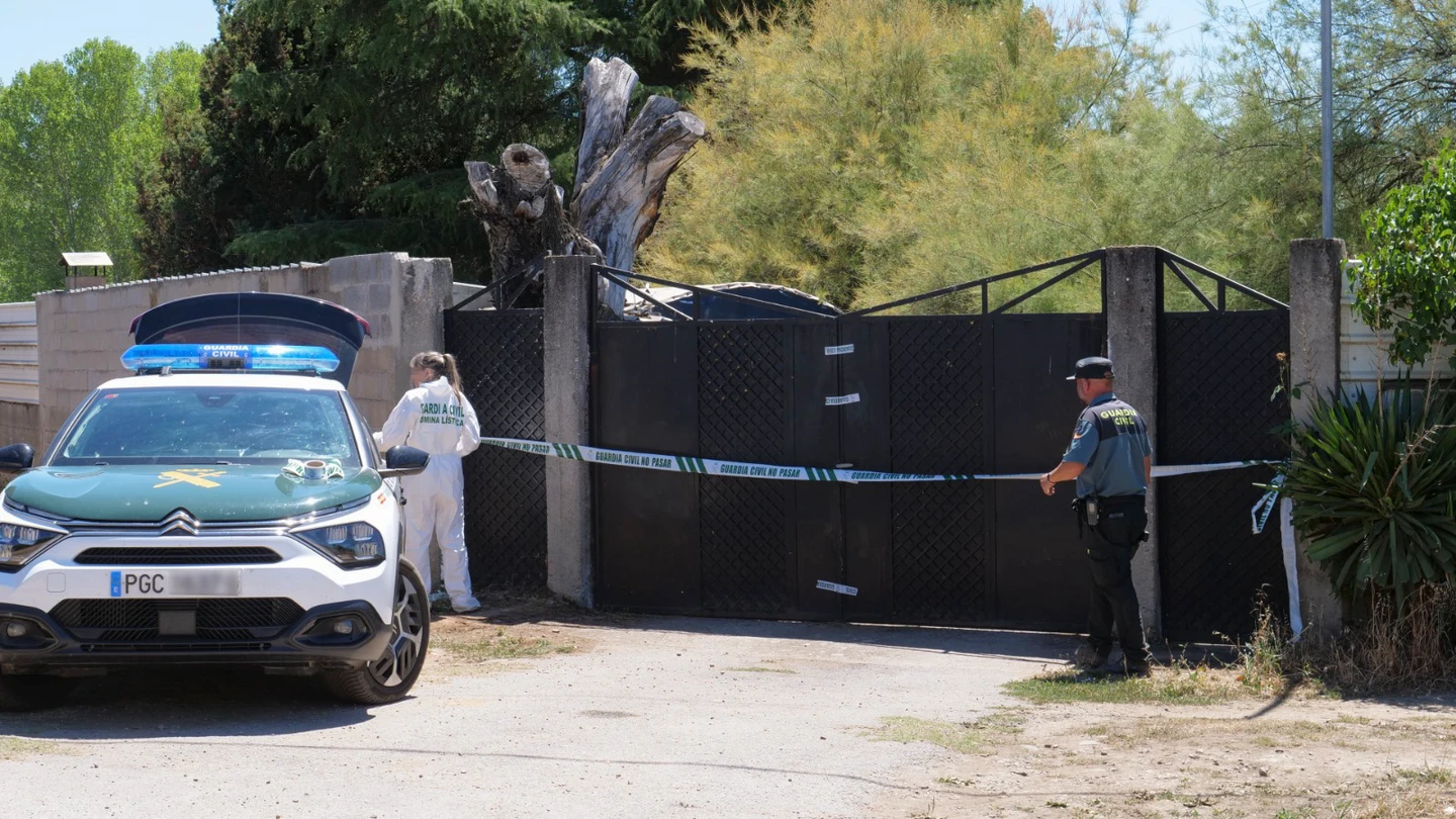 Agentes de la Guardia Civil ante la entrada precintada de una finca. Un hombre de 64 años ha sido detenido por la muerte de una mujer de 38 en Camponaraya (León), Agentes de la Guardia Civil ante la entrada precintada de una finca. Un hombre de 64 años ha sido detenido por la muerte de una mujer de 38 en Camponaraya (León),