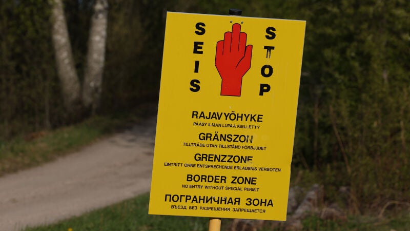 Un cartel advierte a los visitantes que no contin&uacute;en su camino cerca de la frontera finlandesa-rusa en R&auml;ikk&ouml;l&auml;, cerca de Imatra, Finlandia.