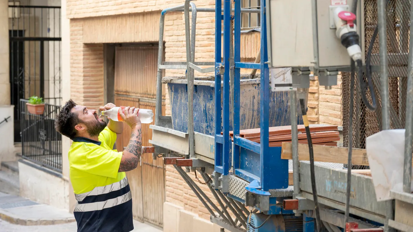 Un operario de la construcción se refresca en las horas centrales del día en Jaén Un operario de la construcción se refresca en las horas centrales del día en Jaén