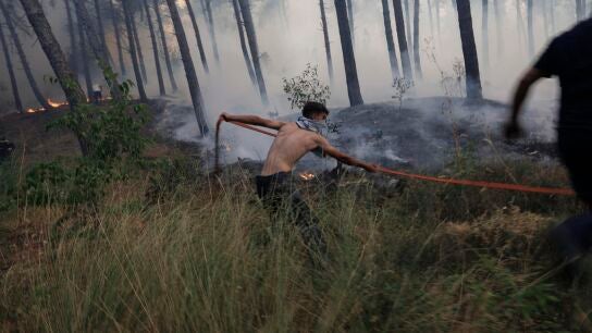 Imagen de arhivo. Personas intentando sofocar el incendio en Grecia.