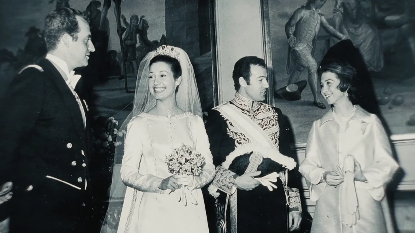 El 'as en la manga' de Alfonso de Borbón para pelear por el trono con Juan Carlos ante Franco: así fue su boda con Carmen Martínez-Bordiú El 'as en la manga' de Alfonso de Borbón para pelear por el trono con Juan Carlos ante Franco: así fue su boda con Carmen Martínez-Bordiú