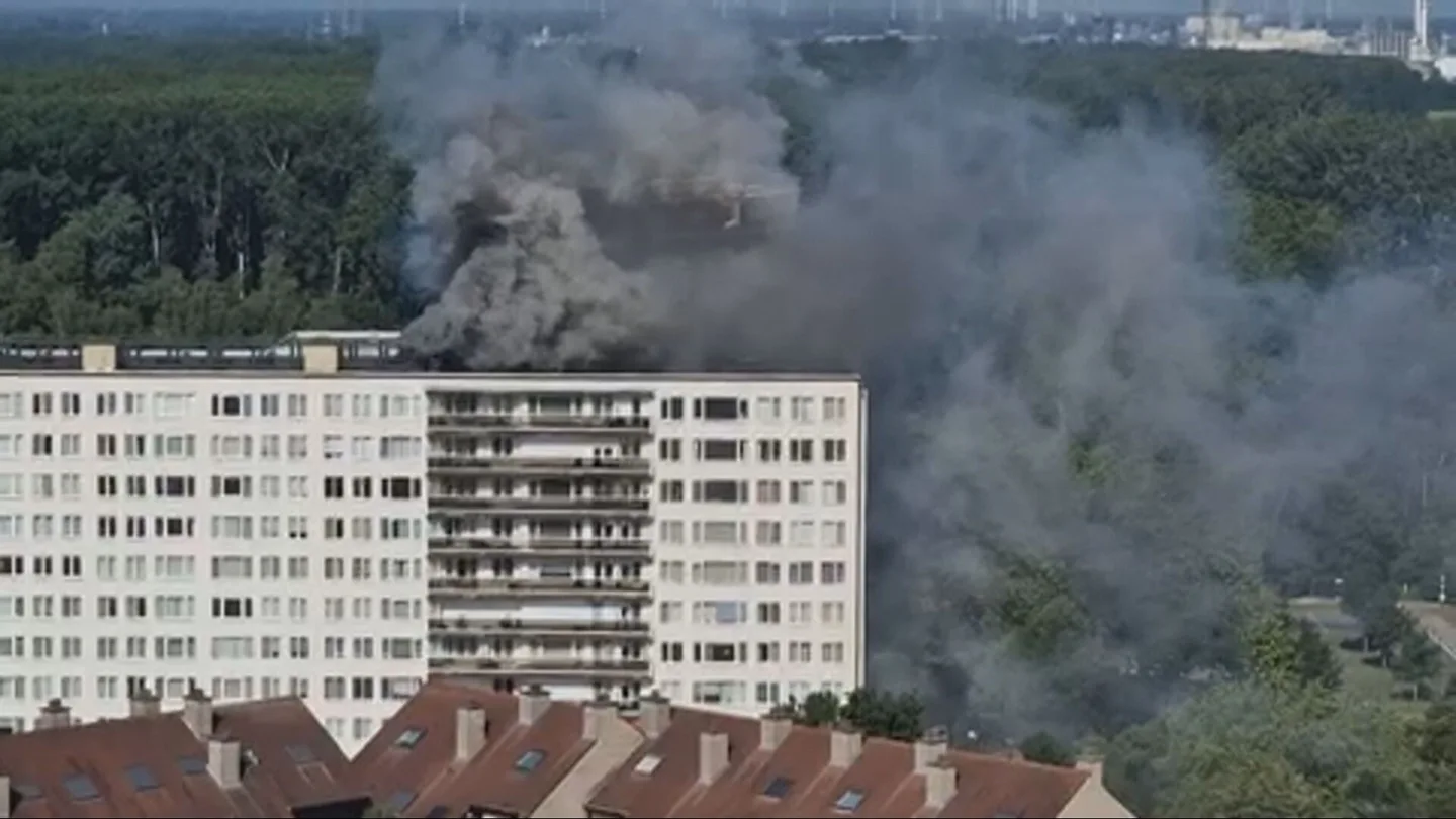 Al menos seis muertos en un incendio en un edificio residencial en Amberes (Bélgica) Al menos seis muertos en un incendio en un edificio residencial en Amberes (Bélgica)