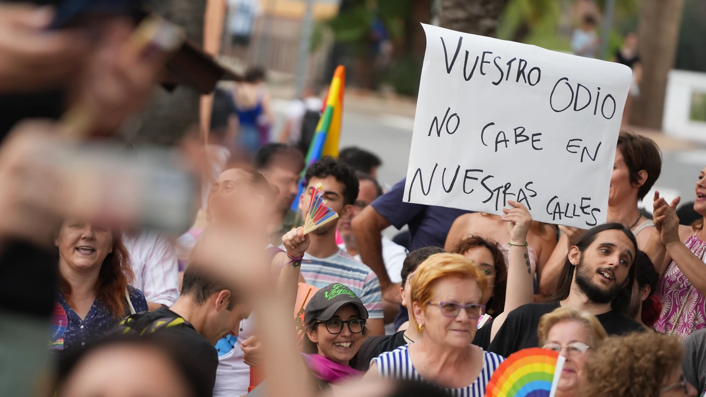 Decenas de personas durante una manifestación del Orgullo LGTBIQ+ en junio de 2023 en Nàquera (Valencia) Decenas de personas durante una manifestación del Orgullo LGTBIQ+ en junio de 2023 en Nàquera (Valencia)