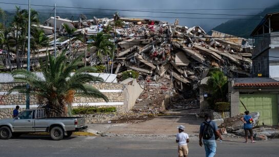 Edificio derrumbado en La Guaira.
