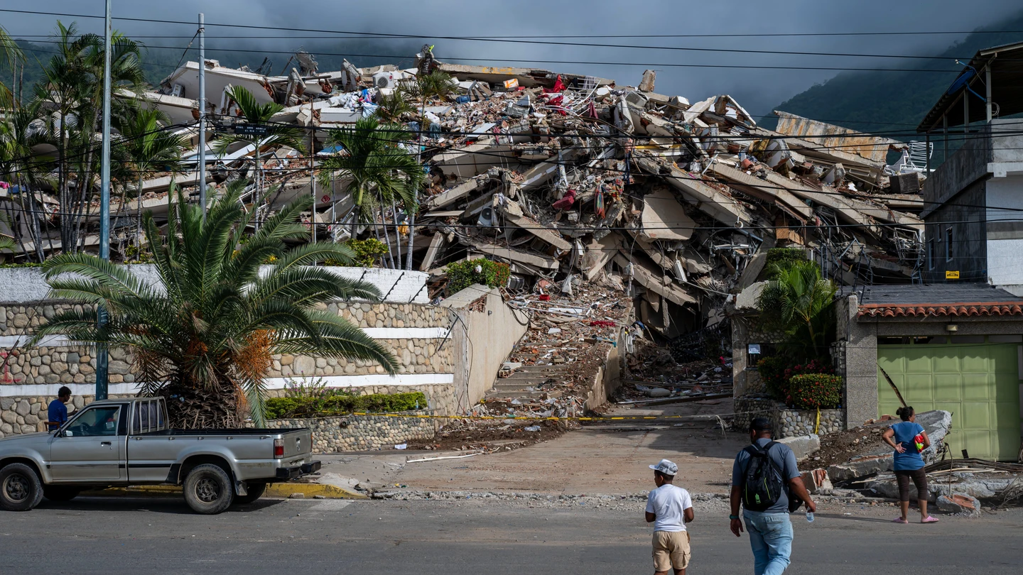 Edificio derrumbado en La Guaira. Edificio derrumbado en La Guaira.