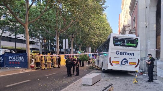 Al menos 15 heridos, cuatro en estado cr&iacute;tico, al chocar un autob&uacute;s contra la fachada de un edificio en Lleida