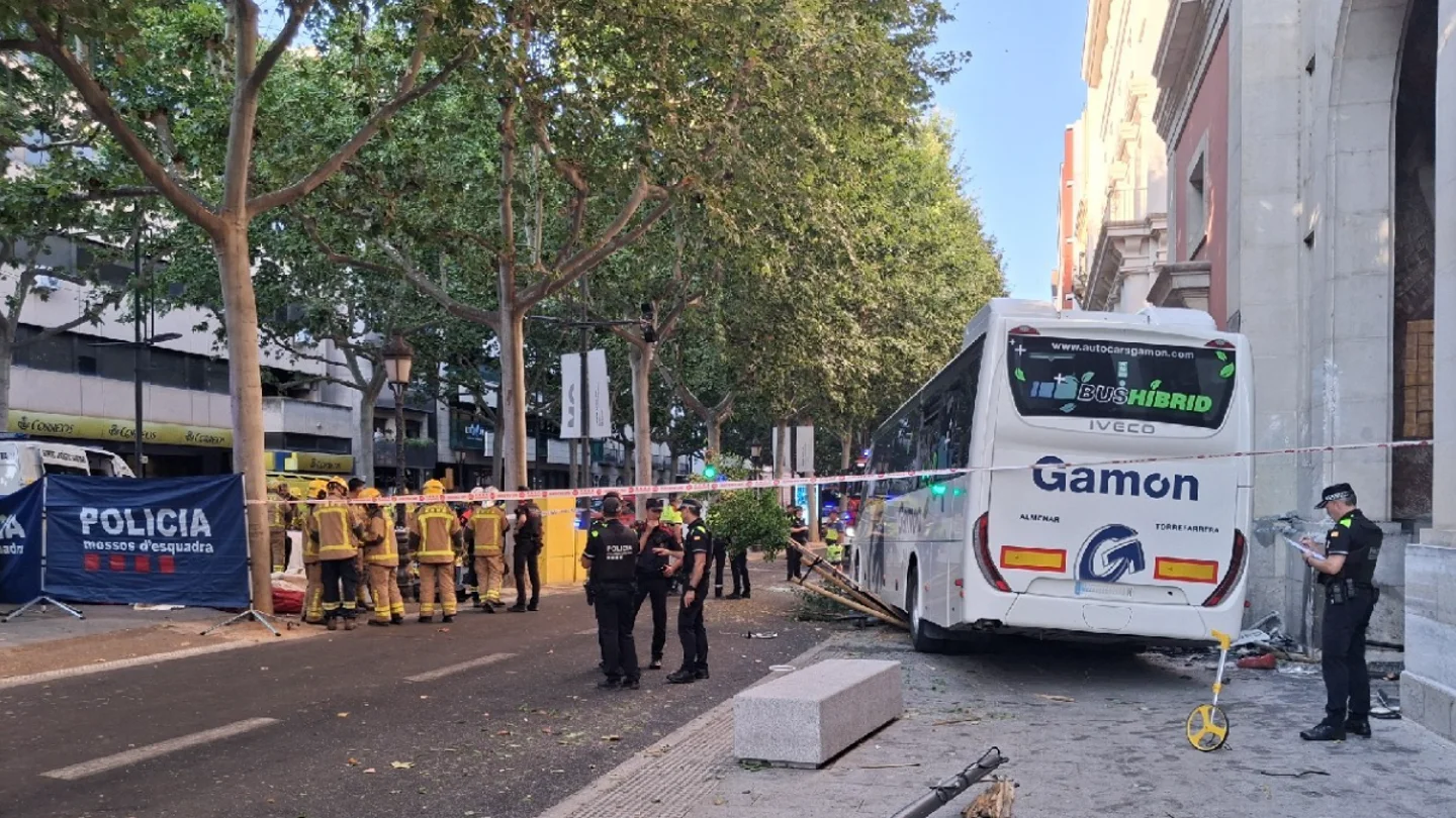 Al menos 15 heridos, cuatro en estado crítico, al chocar un autobús contra la fachada de un edificio en Lleida Al menos 15 heridos, cuatro en estado crítico, al chocar un autobús contra la fachada de un edificio en Lleida