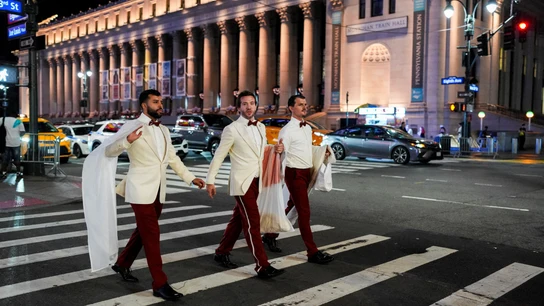 Trabajadores con chaqueta y pajarita que se cree que trabajarían en las celebraciones de la boda de Taylor Swift y Travis Kelce, en las inmediaciones del Madison Square Garden Trabajadores con chaqueta y pajarita que se cree que trabajarían en las celebraciones de la boda de Taylor Swift y Travis Kelce, en las inmediaciones del Madison Square Garden