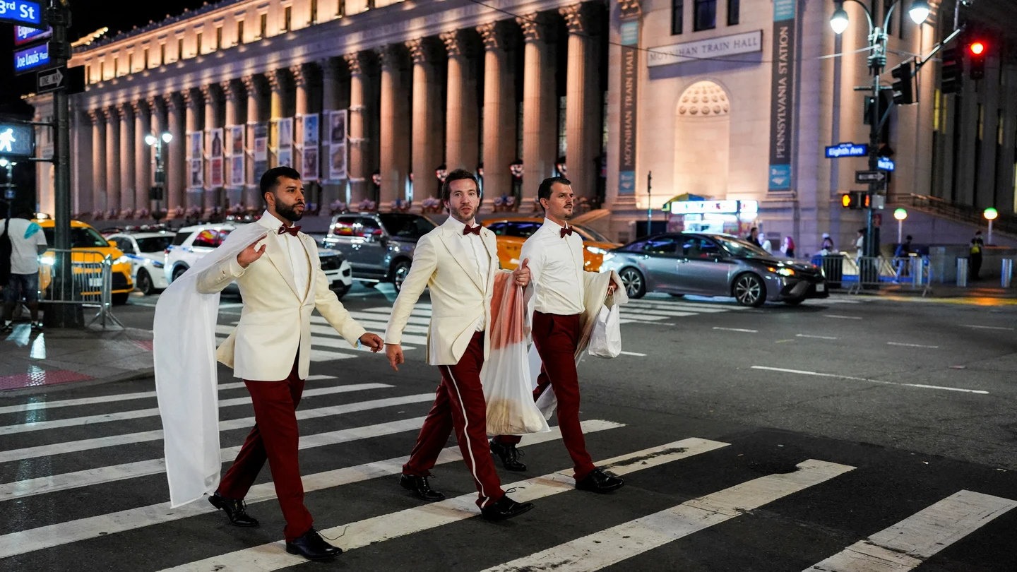Trabajadores con chaqueta y pajarita que se cree que trabajarían en las celebraciones de la boda de Taylor Swift y Travis Kelce, en las inmediaciones del Madison Square Garden Trabajadores con chaqueta y pajarita que se cree que trabajarían en las celebraciones de la boda de Taylor Swift y Travis Kelce, en las inmediaciones del Madison Square Garden