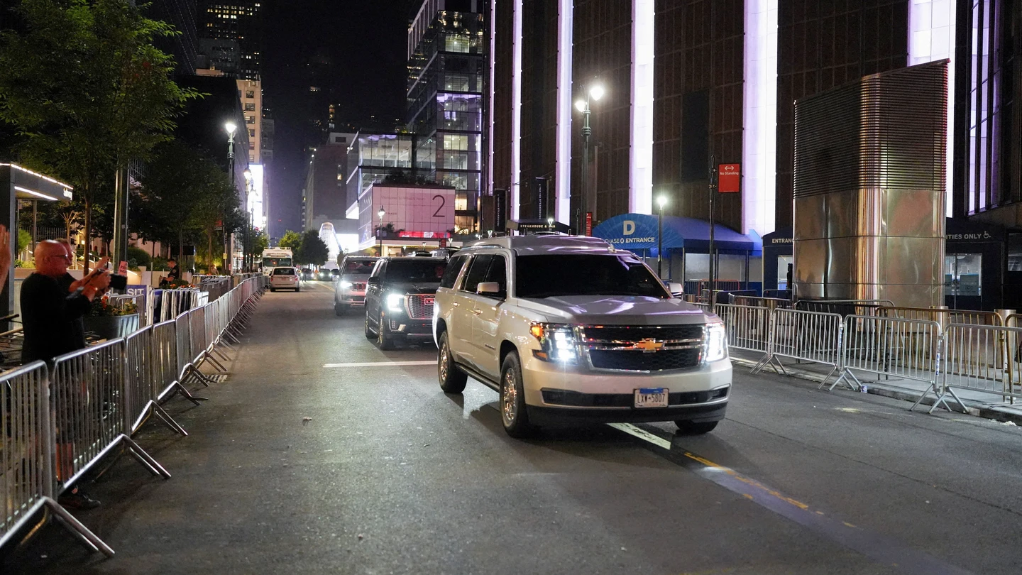 Un vehículo, que se cree transportaba a Taylor Swift, sale del Madison Square Garden Un vehículo, que se cree transportaba a Taylor Swift, sale del Madison Square Garden
