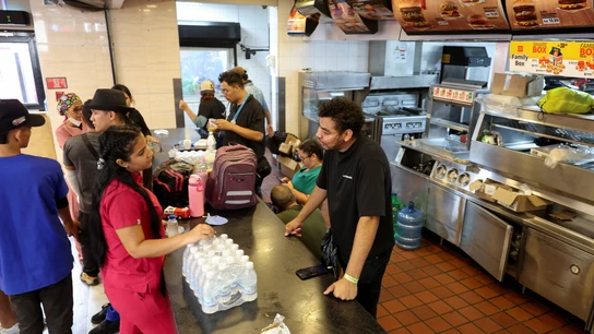 Convierten un McDonald's de La Guaira en un centro médico para los supervivientes del terremoto. Convierten un McDonald's de La Guaira en un centro médico para los supervivientes del terremoto.