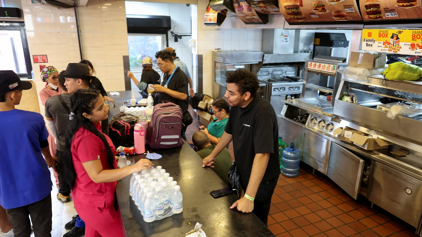 Convierten un McDonald's de La Guaira en un centro médico para los supervivientes del terremoto. Convierten un McDonald's de La Guaira en un centro médico para los supervivientes del terremoto.