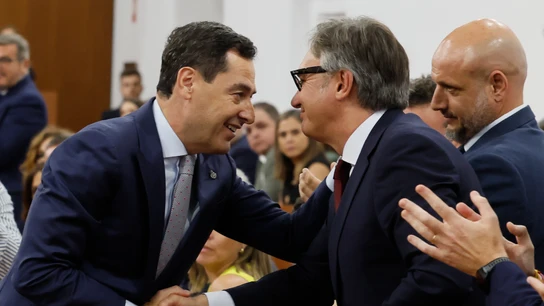 El candidato a la investidura y líder de los populares andaluces, Juanma Moreno, saluda a su nuevo vicepresidente El candidato a la investidura y líder de los populares andaluces, Juanma Moreno, saluda a su nuevo vicepresidente