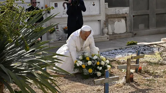 El papa León XIV deposita una ofrenda floral en una tumba durante una parada en el cementerio local de Lampedusa El papa León XIV deposita una ofrenda floral en una tumba durante una parada en el cementerio local de Lampedusa