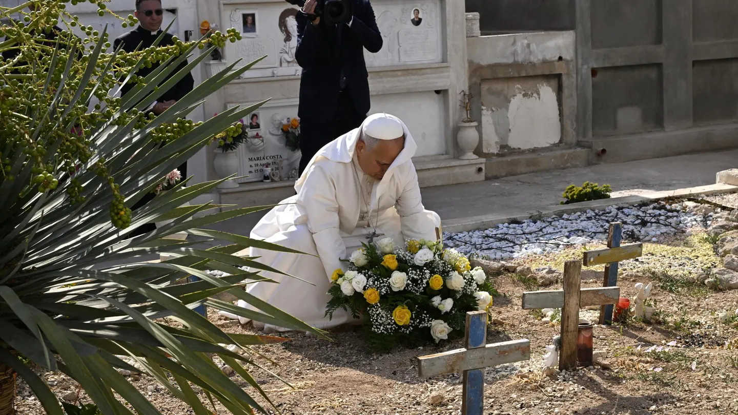 El papa León XIV deposita una ofrenda floral en una tumba durante una parada en el cementerio local de Lampedusa El papa León XIV deposita una ofrenda floral en una tumba durante una parada en el cementerio local de Lampedusa