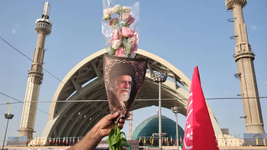 Un hombre sostiene una imagen del asesinado líder supremo de Irán Alí Jameneí durante el funeral del religioso Un hombre sostiene una imagen del asesinado líder supremo de Irán Alí Jameneí durante el funeral del religioso