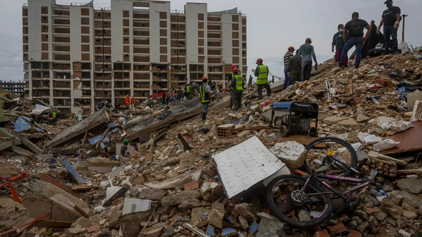 Voluntarios y rescatistas realizan labores de búsqueda en una zona afectada por el doble terremoto Voluntarios y rescatistas realizan labores de búsqueda en una zona afectada por el doble terremoto