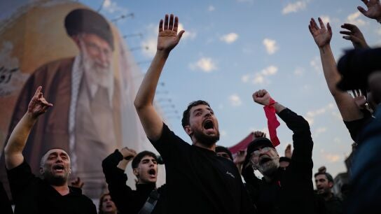 Miles de ciudadanos iran&iacute;es salen a las calles de Teher&aacute;n durante el funeral por Al&iacute; Jamenei