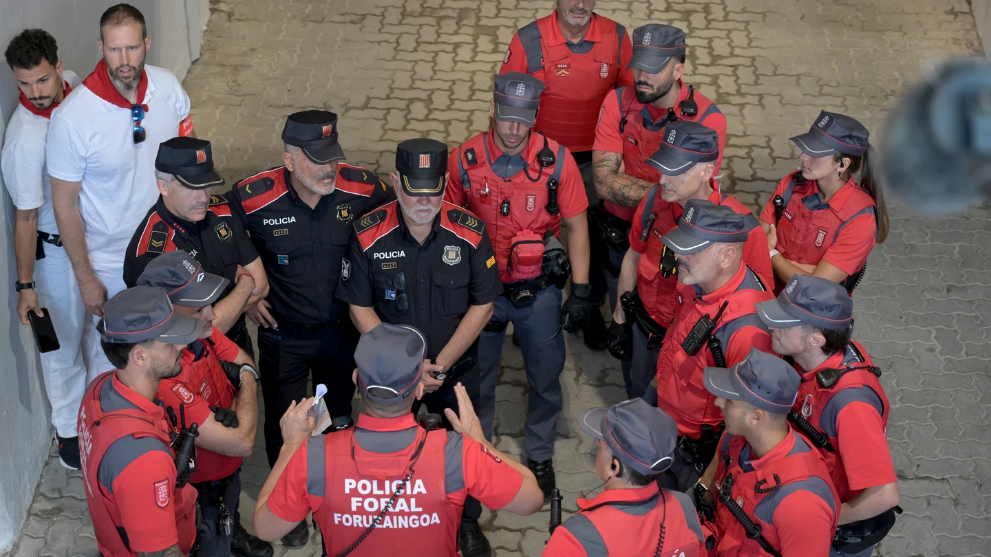 La Policía Canaria patrulla con la Policía Foral de Navarra durante las fiestas de San Fermín La Policía Canaria patrulla con la Policía Foral de Navarra durante las fiestas de San Fermín