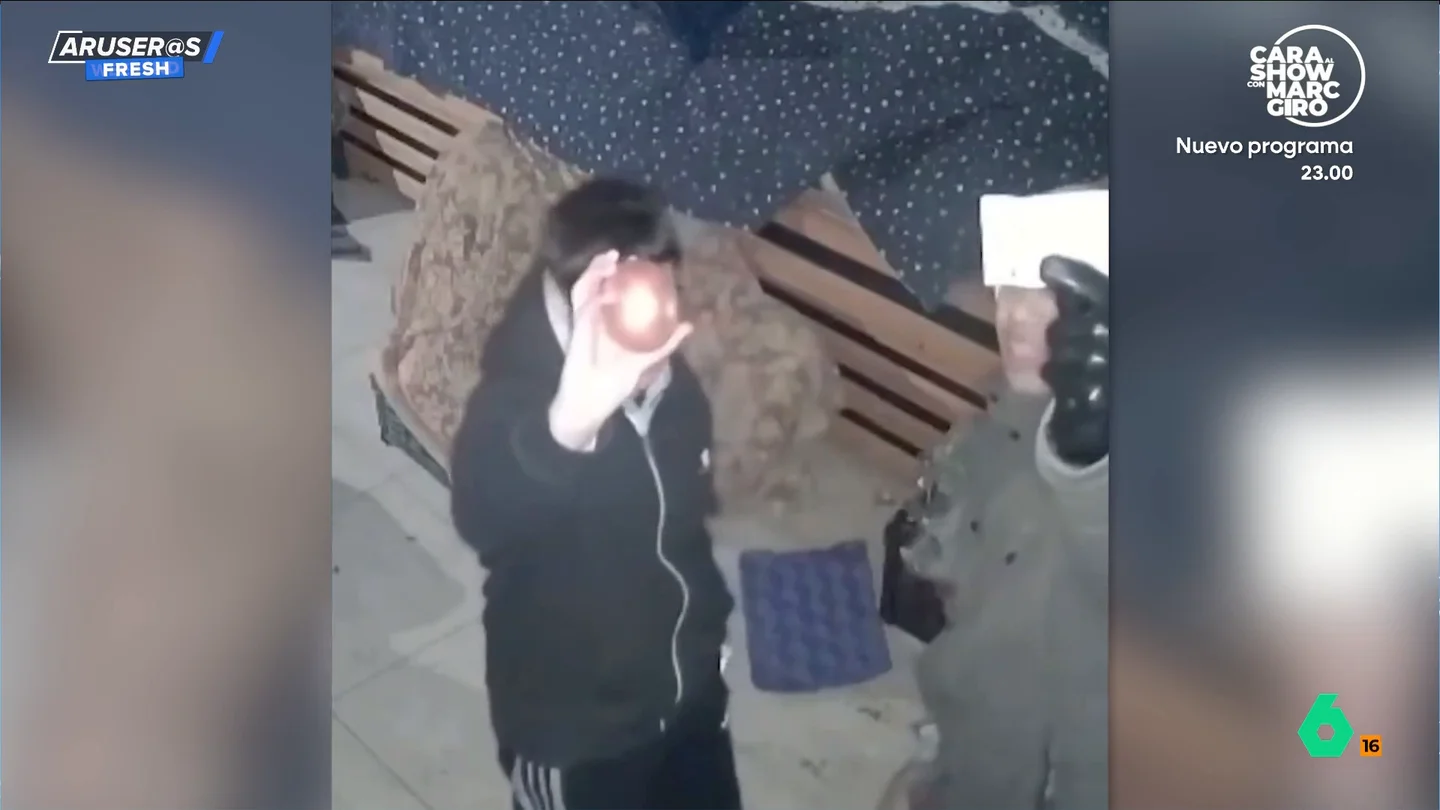El honesto gesto de dos hombres tras coger unas cebollas de un mercado cerrado El honesto gesto de dos hombres tras coger unas cebollas de un mercado cerrado