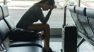 Pasajera en el aeropuerto Pasajera en el aeropuerto