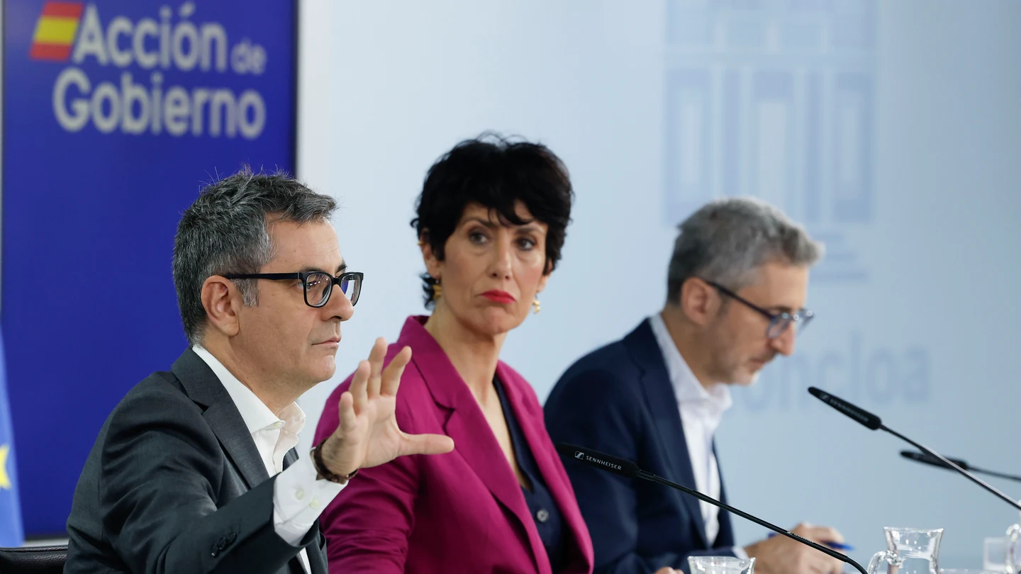 El ministro de Presidencia, Justicia y Relaciones con las Cortes, Félix Bolaños; la ministra de Inclusión, Seguridad Social y Migraciones, portavoz del Gobierno, Elma Saiz, y el ministro de Hacienda, Arcadi España El ministro de Presidencia, Justicia y Relaciones con las Cortes, Félix Bolaños; la ministra de Inclusión, Seguridad Social y Migraciones, portavoz del Gobierno, Elma Saiz, y el ministro de Hacienda, Arcadi España