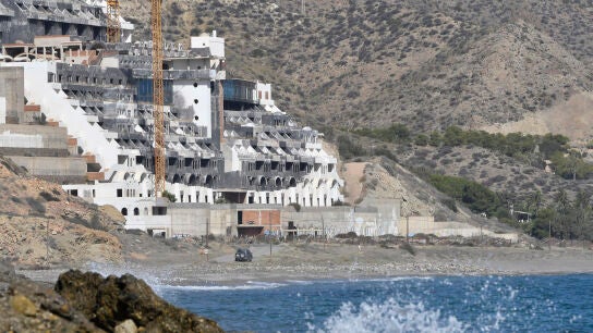 Imagen de archivo del hotel ubicado en la playa de El Algarrobico, Carboneras (Almer&iacute;a).
