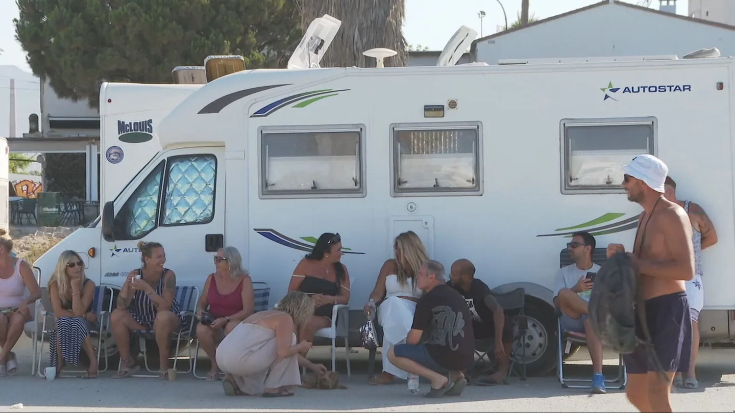 Vivir en una caravana como única alternativa: 70 familias se enfrentan al desalojo de un asentamiento junto a la playa de Málaga Vivir en una caravana como única alternativa: 70 familias se enfrentan al desalojo de un asentamiento junto a la playa de Málaga