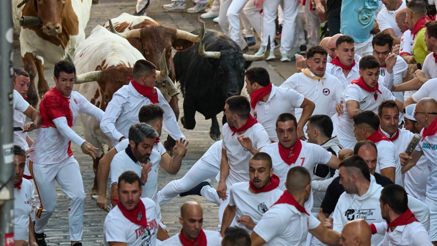 Los mozos corren ante los astados de Fuente Ymbro en el primer encierro de San Ferm&iacute;n 2026