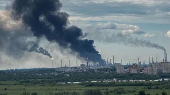 El Ej&eacute;rcito ucraniano confirm&oacute; este lunes ataques a tres refiner&iacute;as situadas en las regiones rusas de Leningrado, Yaroslavl y Omsk 