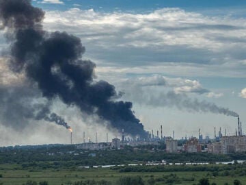 El Ejército ucraniano confirmó este lunes ataques a tres refinerías situadas en las regiones rusas de Leningrado, Yaroslavl y Omsk El Ejército ucraniano confirmó este lunes ataques a tres refinerías situadas en las regiones rusas de Leningrado, Yaroslavl y Omsk