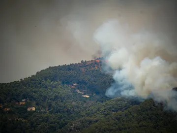 Columna de humo en un incendio forestal, a 7 de julio de 2026, en Sentmenat, Barcelona, Catalunya (España). Columna de humo en un incendio forestal, a 7 de julio de 2026, en Sentmenat, Barcelona, Catalunya (España).