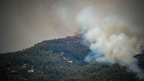 Columna de humo en un incendio forestal, a 7 de julio de 2026, en Sentmenat, Barcelona, Catalunya (Espa&ntilde;a). 