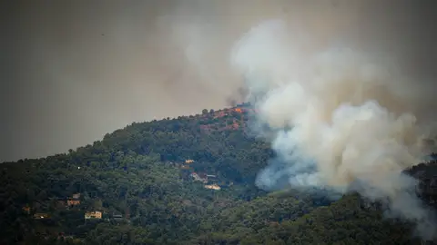 Columna de humo en un incendio forestal, a 7 de julio de 2026, en Sentmenat, Barcelona, Catalunya (España). Columna de humo en un incendio forestal, a 7 de julio de 2026, en Sentmenat, Barcelona, Catalunya (España).