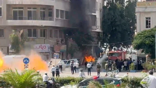 El humo y las llamas se elevan en el lugar donde estallaron artefactos explosivos cerca de un hotel donde debía alojarse el presidente francés Emmanuel Macron, en Damasco, Siria El humo y las llamas se elevan en el lugar donde estallaron artefactos explosivos cerca de un hotel donde debía alojarse el presidente francés Emmanuel Macron, en Damasco, Siria