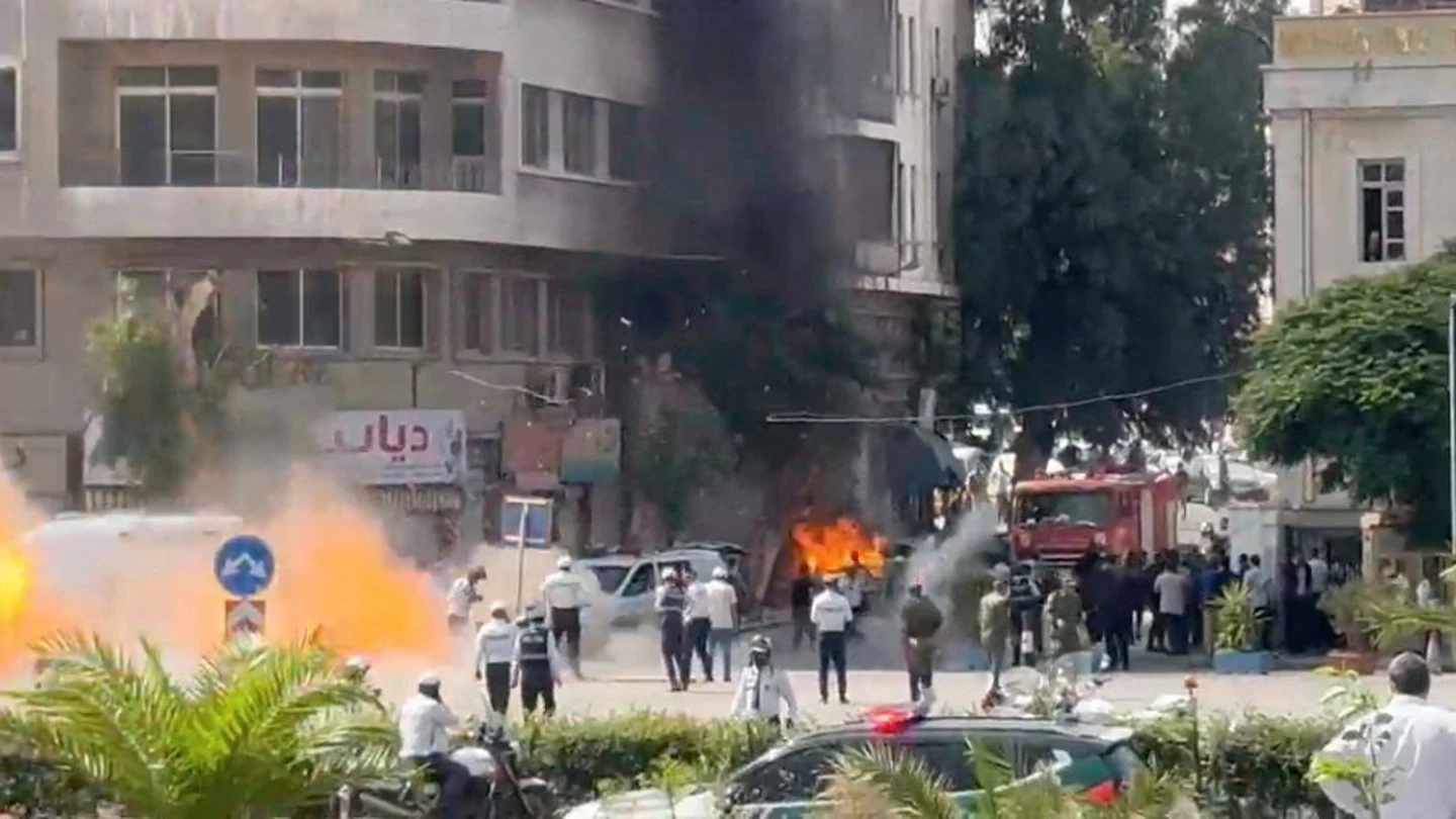 El humo y las llamas se elevan en el lugar donde estallaron artefactos explosivos cerca de un hotel donde debía alojarse el presidente francés Emmanuel Macron, en Damasco, Siria El humo y las llamas se elevan en el lugar donde estallaron artefactos explosivos cerca de un hotel donde debía alojarse el presidente francés Emmanuel Macron, en Damasco, Siria