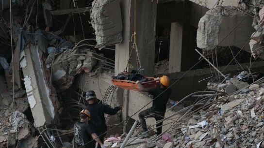 Los equipos de rescate recuperan el cadáver de una víctima de un edificio derrumbado durante los terremotos ocurridos en La Guaira, Venezuela, el lunes 6 de julio de 2026.