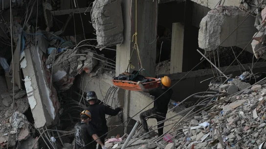 Los equipos de rescate recuperan el cadáver de una víctima de un edificio derrumbado durante los terremotos ocurridos en La Guaira, Venezuela. Los equipos de rescate recuperan el cadáver de una víctima de un edificio derrumbado durante los terremotos ocurridos en La Guaira, Venezuela, el lunes 6 de julio de 2026.