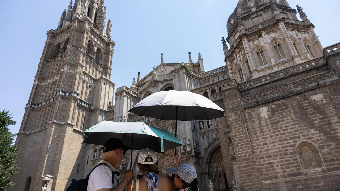 Varias personas se protegen del sol este martes en Toledo. Varias personas se protegen del sol este martes en Toledo.