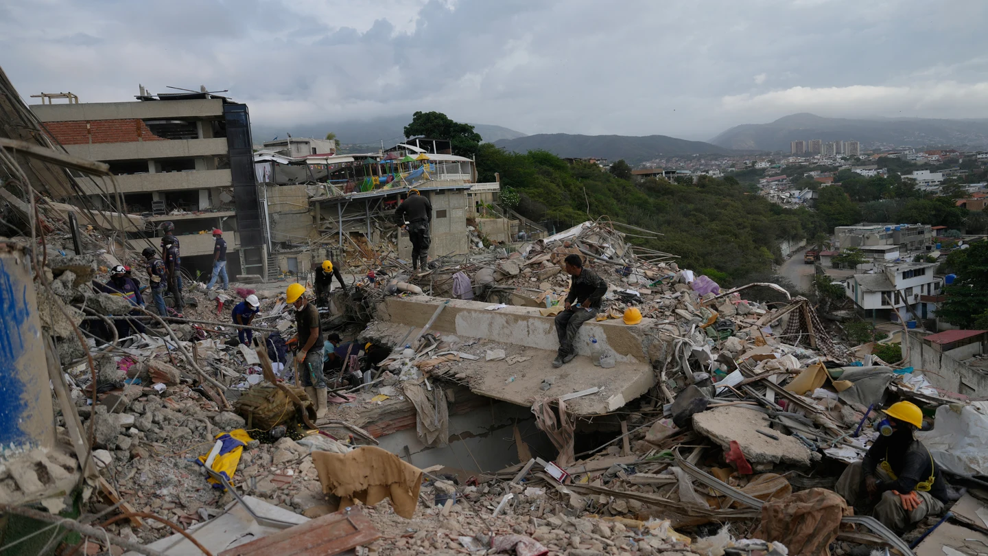 Los equipos de rescate registran los escombros de un edificio que se derrumbó durante los terremotos en La Guaira, Venezuela. Los equipos de rescate registran los escombros de un edificio que se derrumbó durante los terremotos en La Guaira, Venezuela.