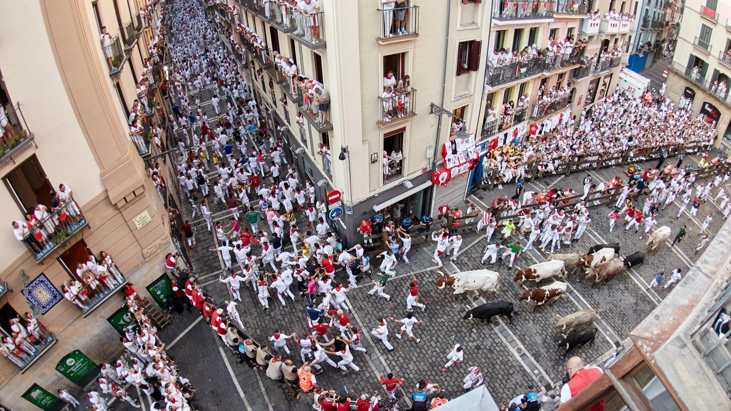 Los mozos y mozas corriendo el primer encierro de San Fermín 2026 Los mozos y mozas corriendo el primer encierro de San Fermín 2026