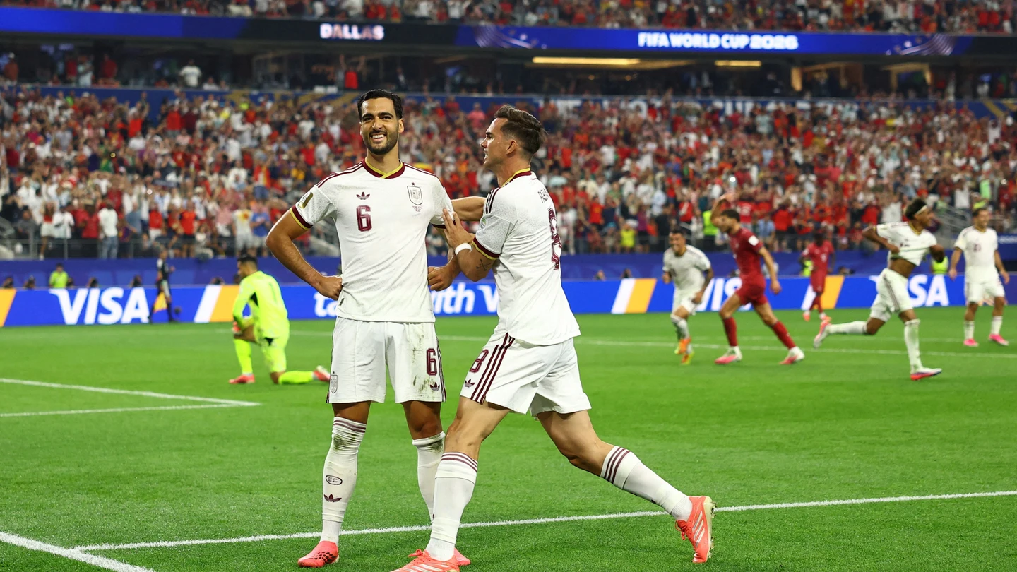 Mikel Merino celebra su gol a Portugal junto a Fabián Ruiz Mikel Merino celebra su gol a Portugal junto a Fabián Ruiz