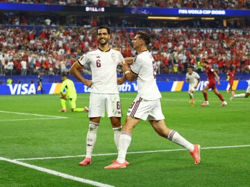 Mikel Merino celebra su gol a Portugal junto a Fabi&aacute;n Ruiz