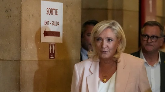 Marine Le Pen, a su llegada al tribunal de París para conocer la sentencia contra ella Marine Le Pen, a su llegada al tribunal de París para conocer la sentencia contra ella